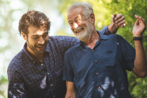 Vater und Sohn lachen