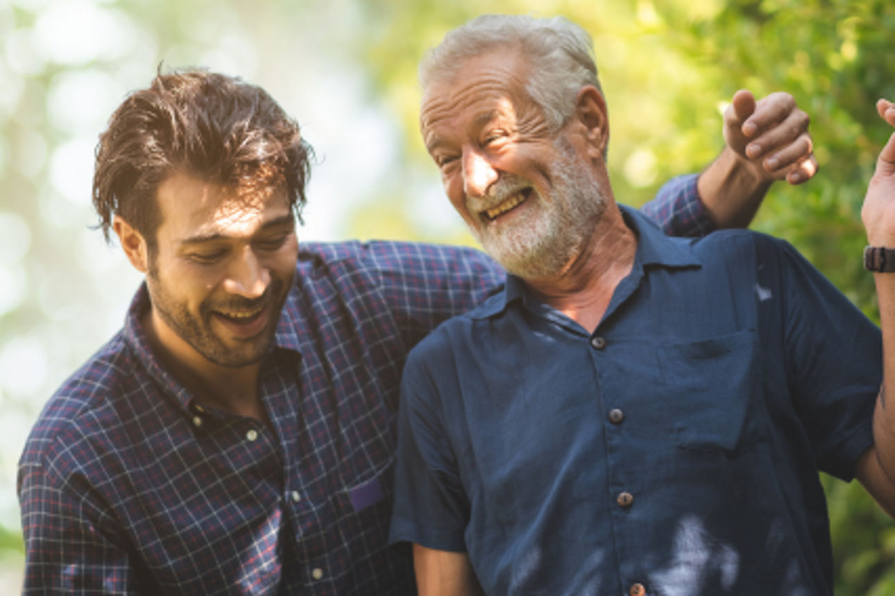 Vater und Sohn lachen
