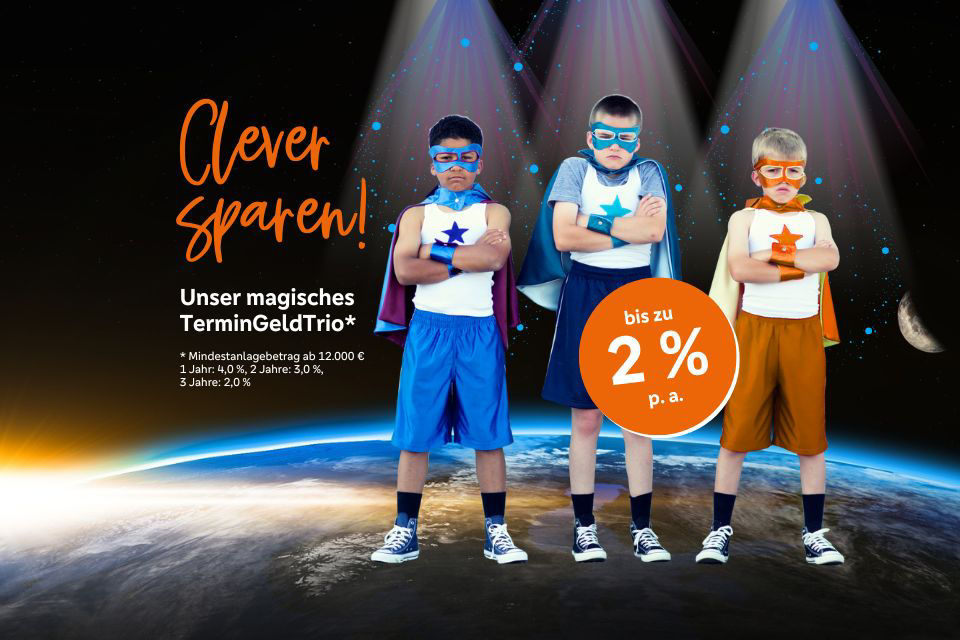 Drei Kinder als Superhelden verkleidet stehen auf einer Weltkugel unter Scheinwerfern – daneben der Schriftzug ‚Clever sparen!