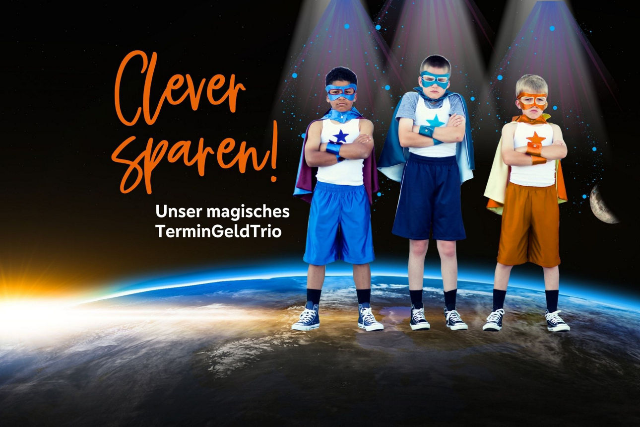 Drei Kinder als Superhelden verkleidet stehen auf einer Weltkugel unter Scheinwerfern – daneben der Schriftzug ‚Clever sparen!