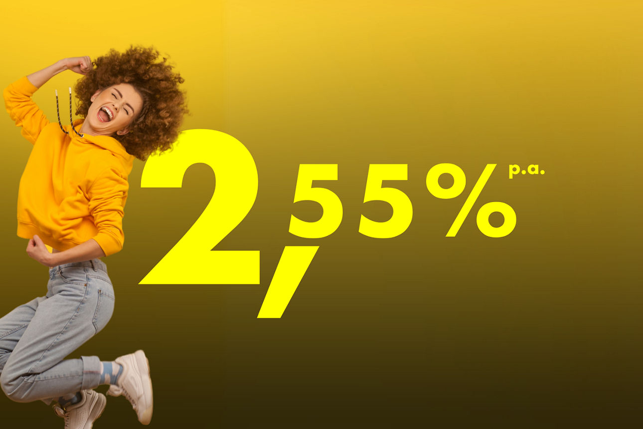 Frau zeigt auf Zinssatz von X % p.a. für das PSD TagesGeld Plus