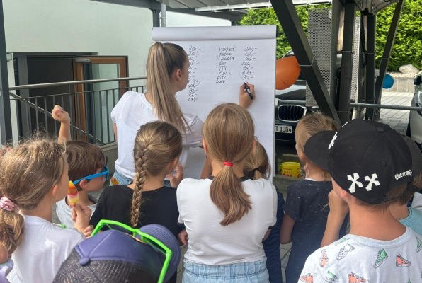 Frau mit einer Gruppe von Kindern