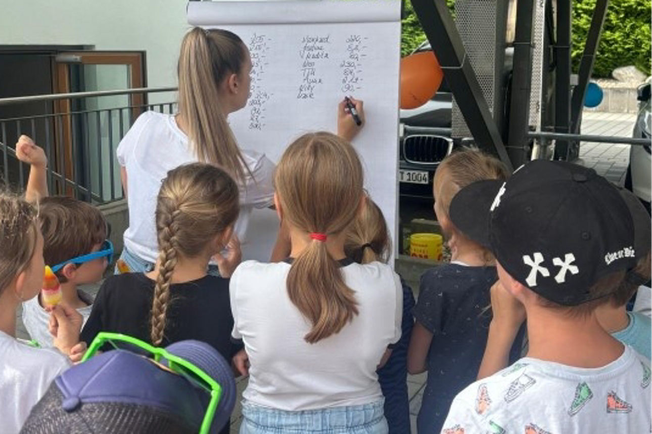 Frau mit einer Gruppe von Kindern