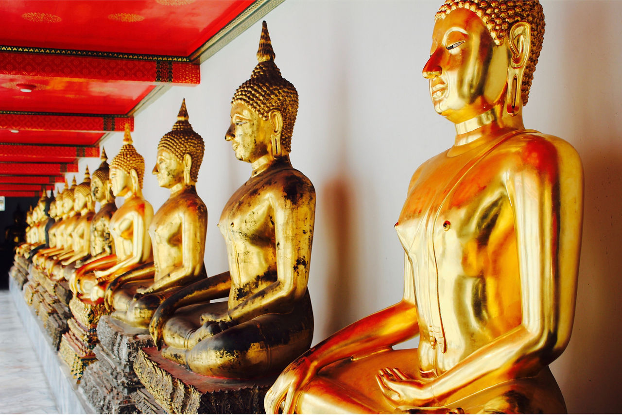 Mehrere goldene Skulpturen stehen nebeneinander