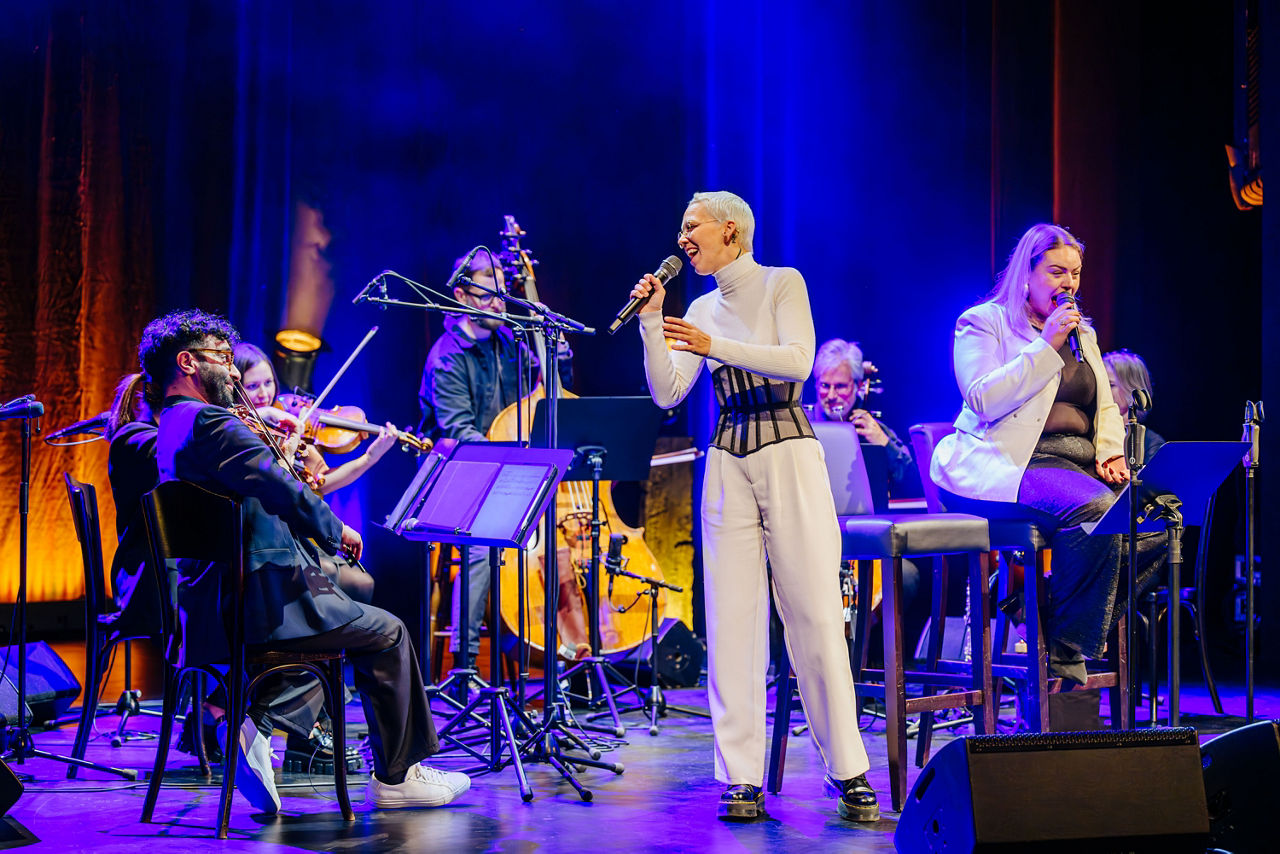 Sängerin Stefanie Heinzmann mit Orchester auf der Bühne
