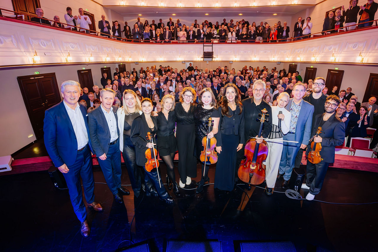 Stefanie Heinzmann, Miki Kekenj und die Ensemblemitglieder mit den Vorständen der VerbundVolksbank OWL