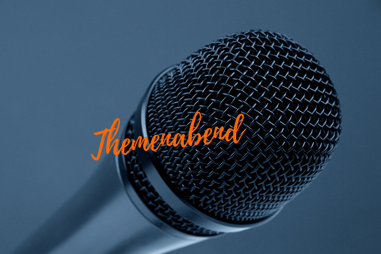 grauer Hintergrund mit Bild von einem Mikrofon und dem Wort Themenabend