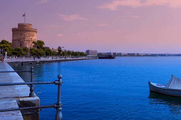 Eine heitere Szene am Wasser in Thessaloniki, Griechenland.
