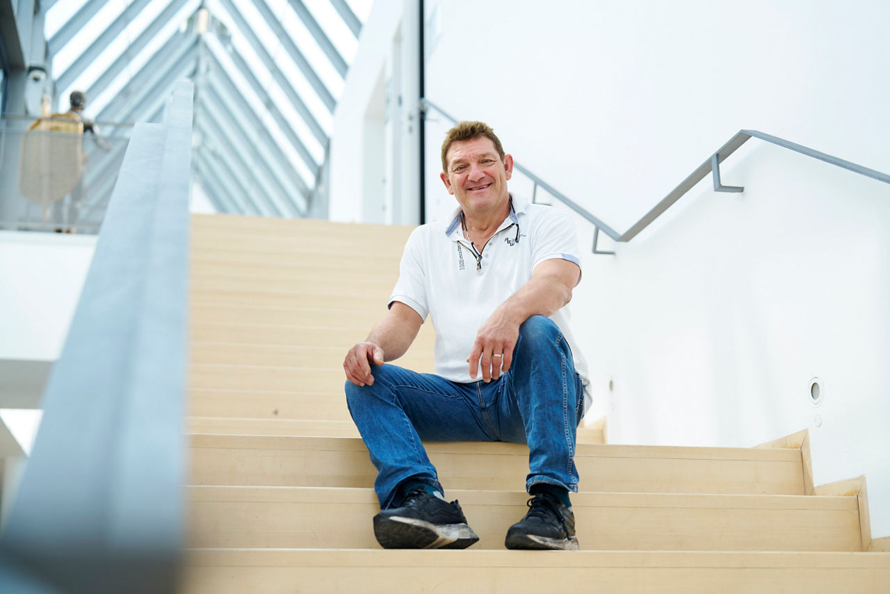 Thomas Boxhammer sitzt auf einer Treppe