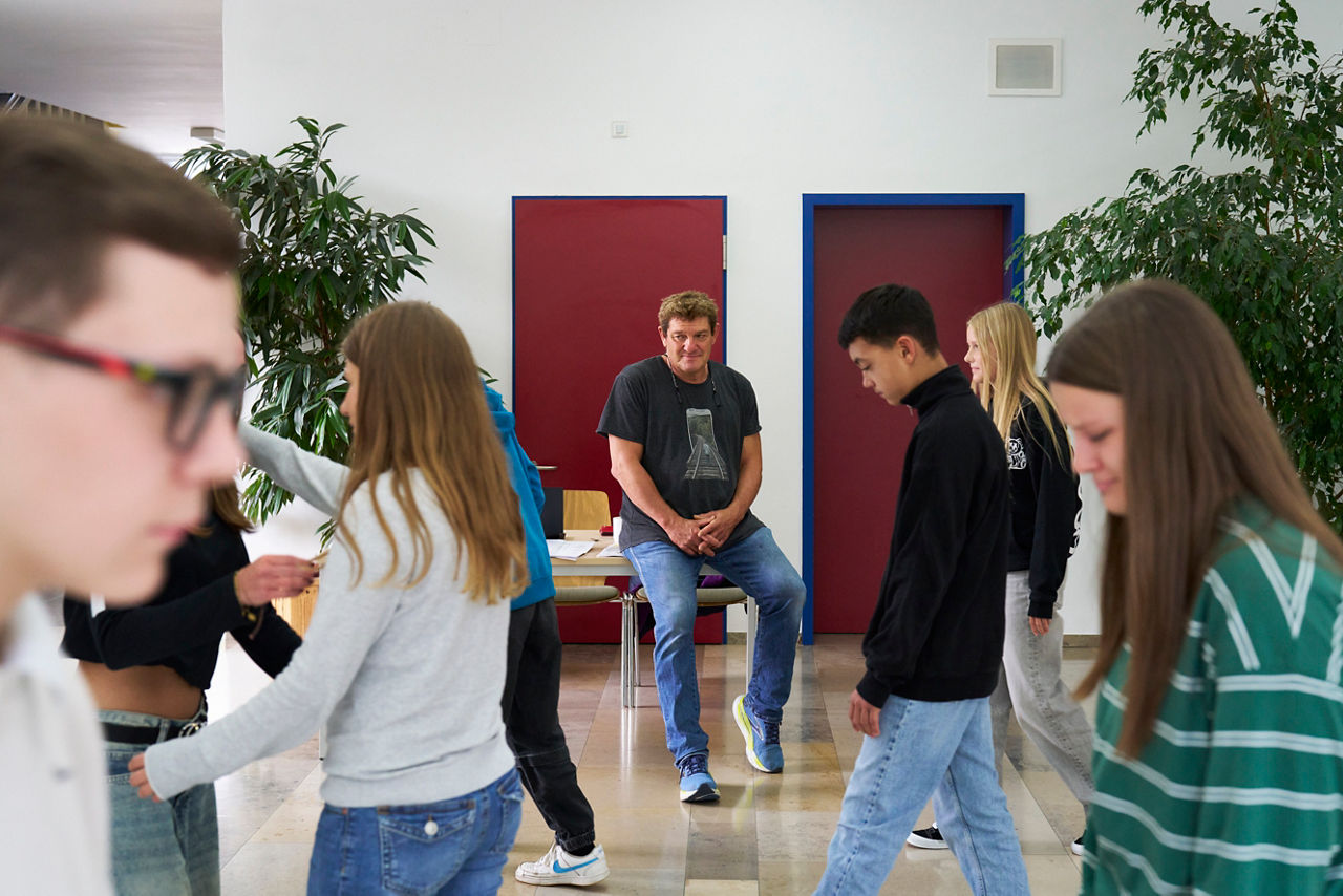 Thomas Boxhammer gibt Theaterunterricht an einer Schule