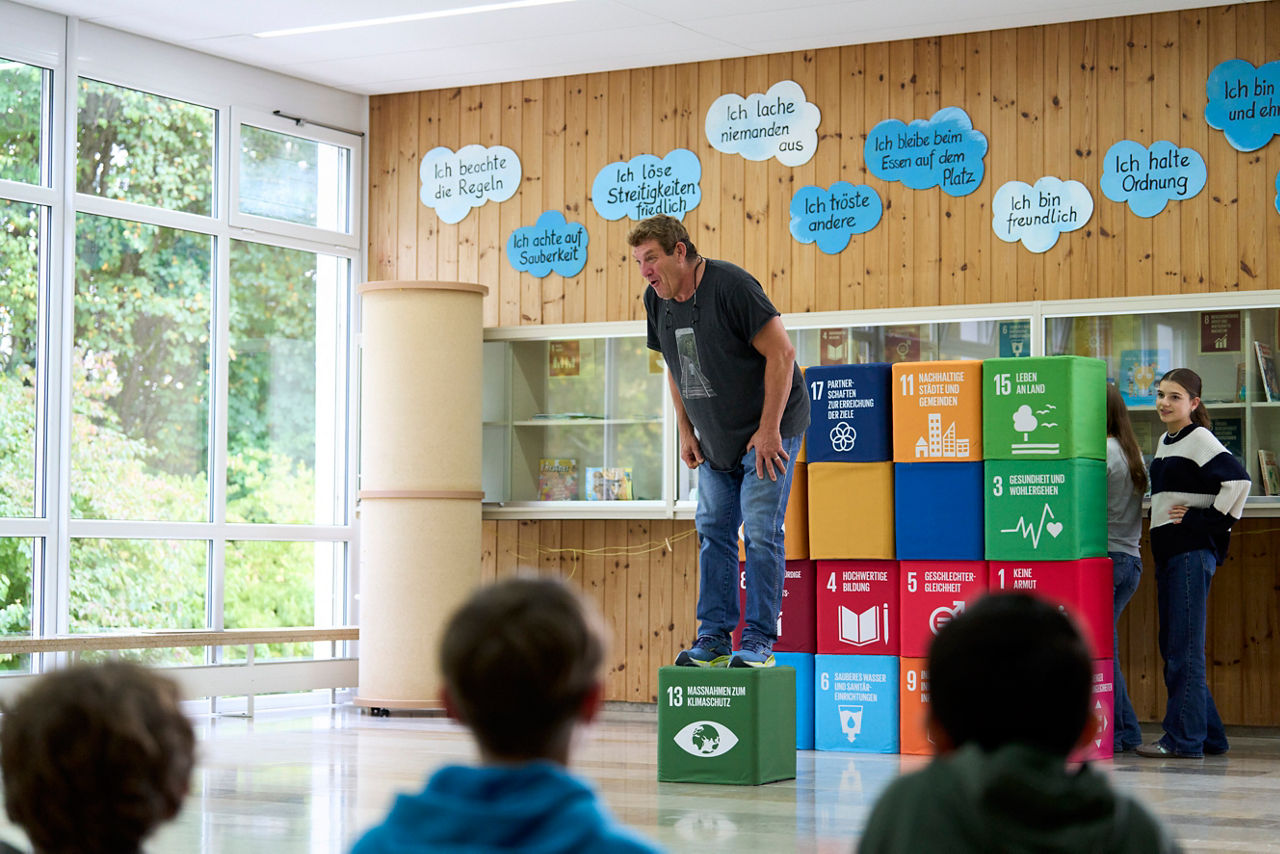 Thomas Boxhammer gibt Theaterunterricht an einer Schule