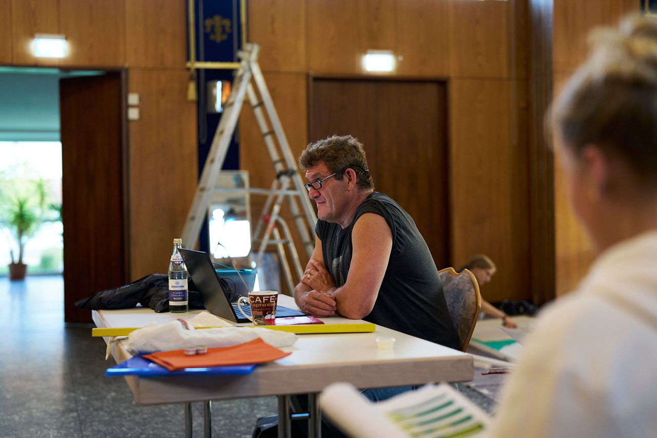 Thomas Boxhammer sitzt an einem Tisch