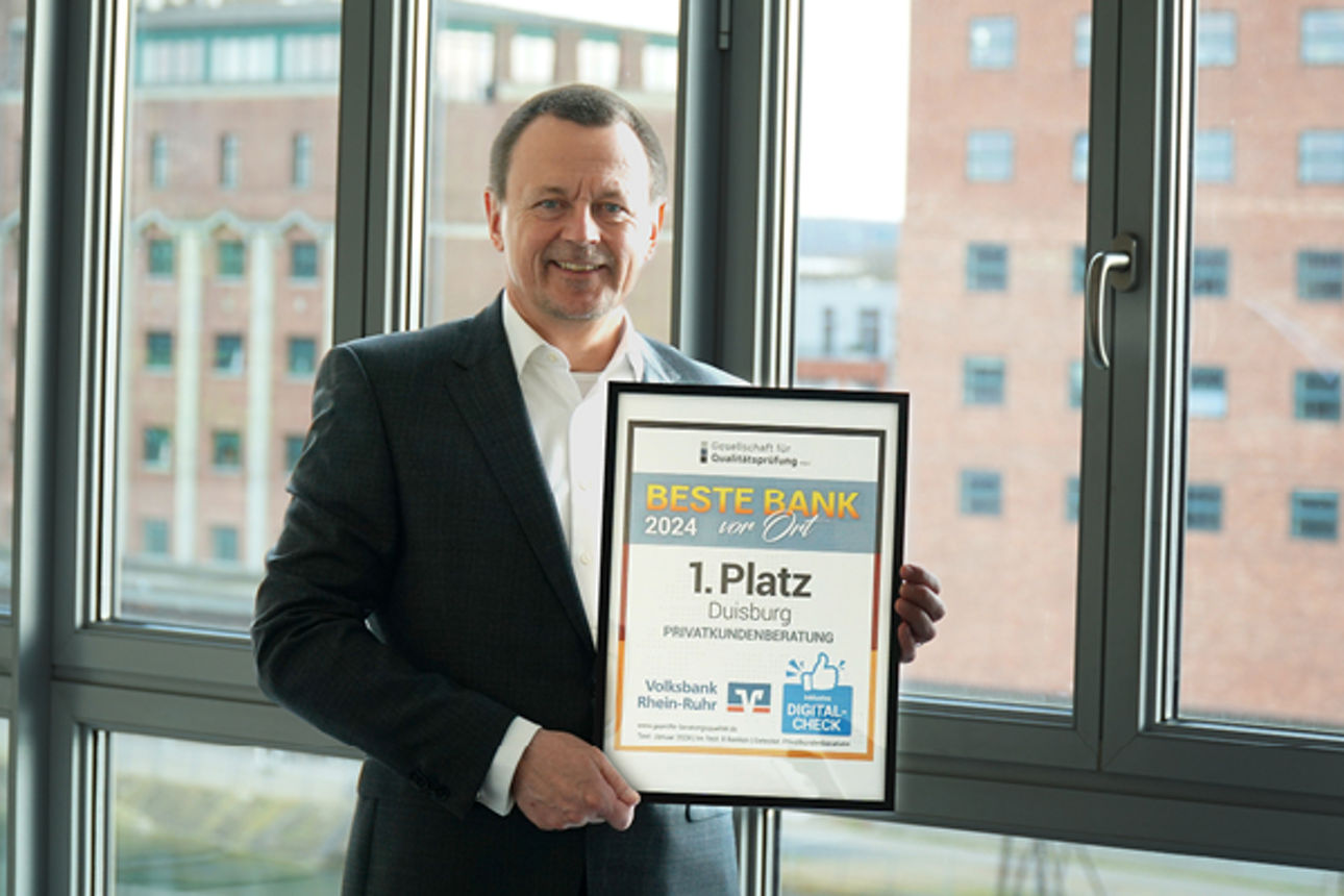 Vorstand Thomas Diedrich hält die Urkunde für den 1. Platz der besten Bank in der Hand