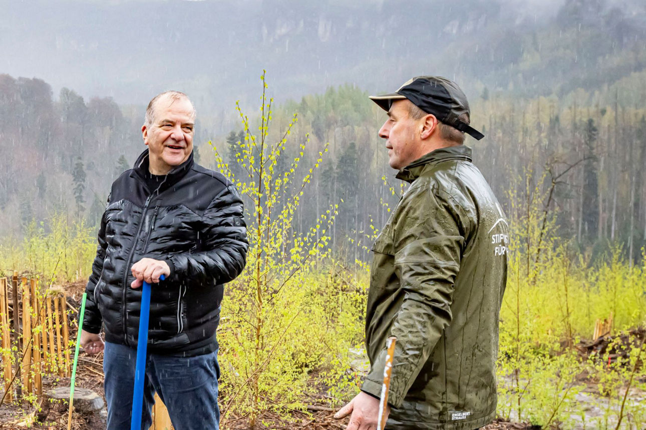 Zwei Männer im Gespräch im Regen in der Natur