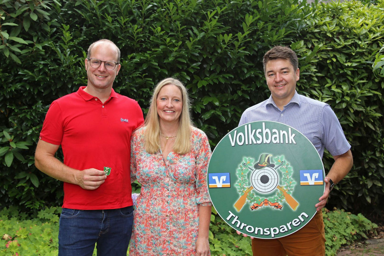 Das Schützenkönigspaar von Bienen mit einem Mitarbeiter der Volksbank Emmerich-Rees eG