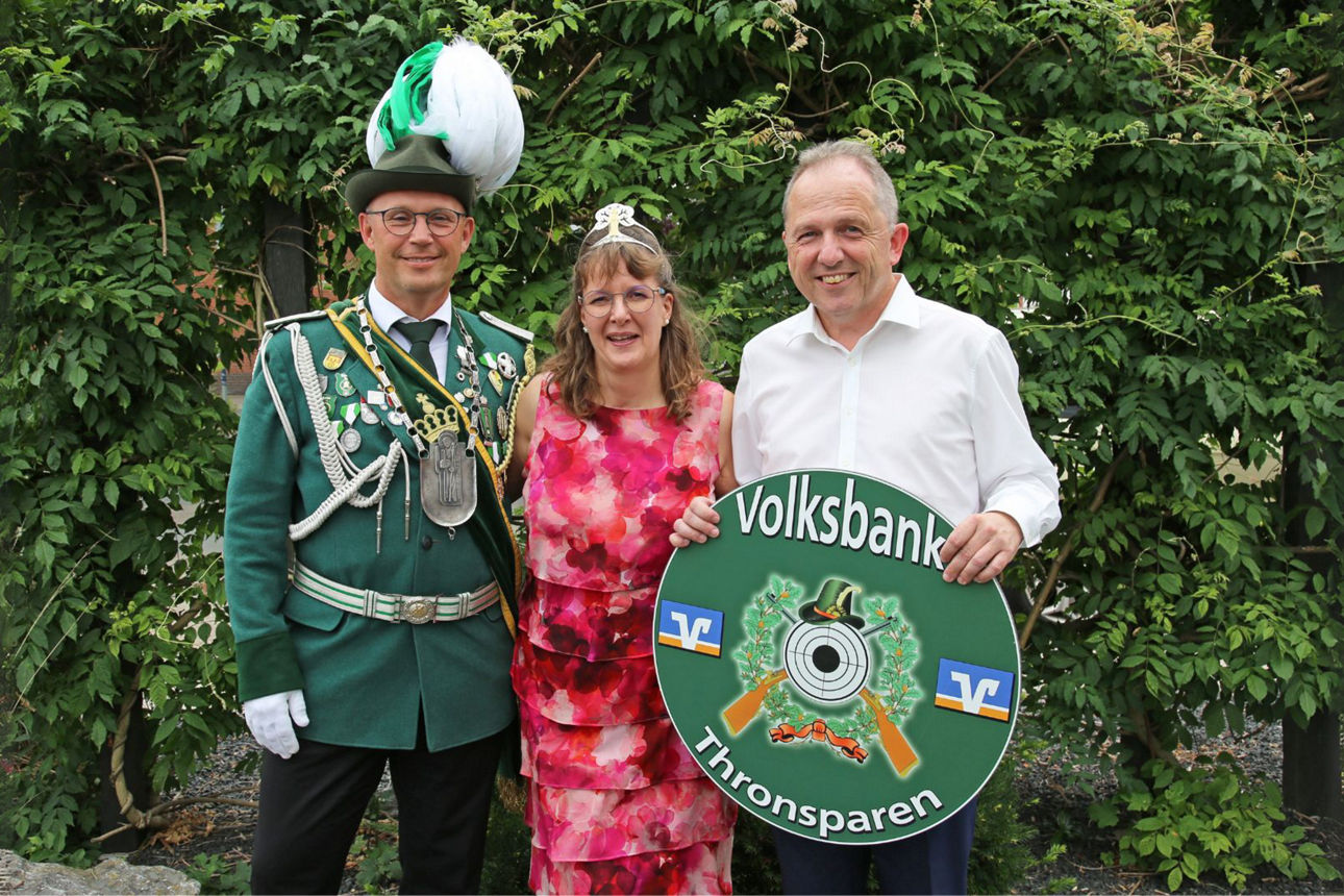 Schützenkönigspaar Esserden mit einem Mitarbeiter der Volksbank Emmerich-Rees eG