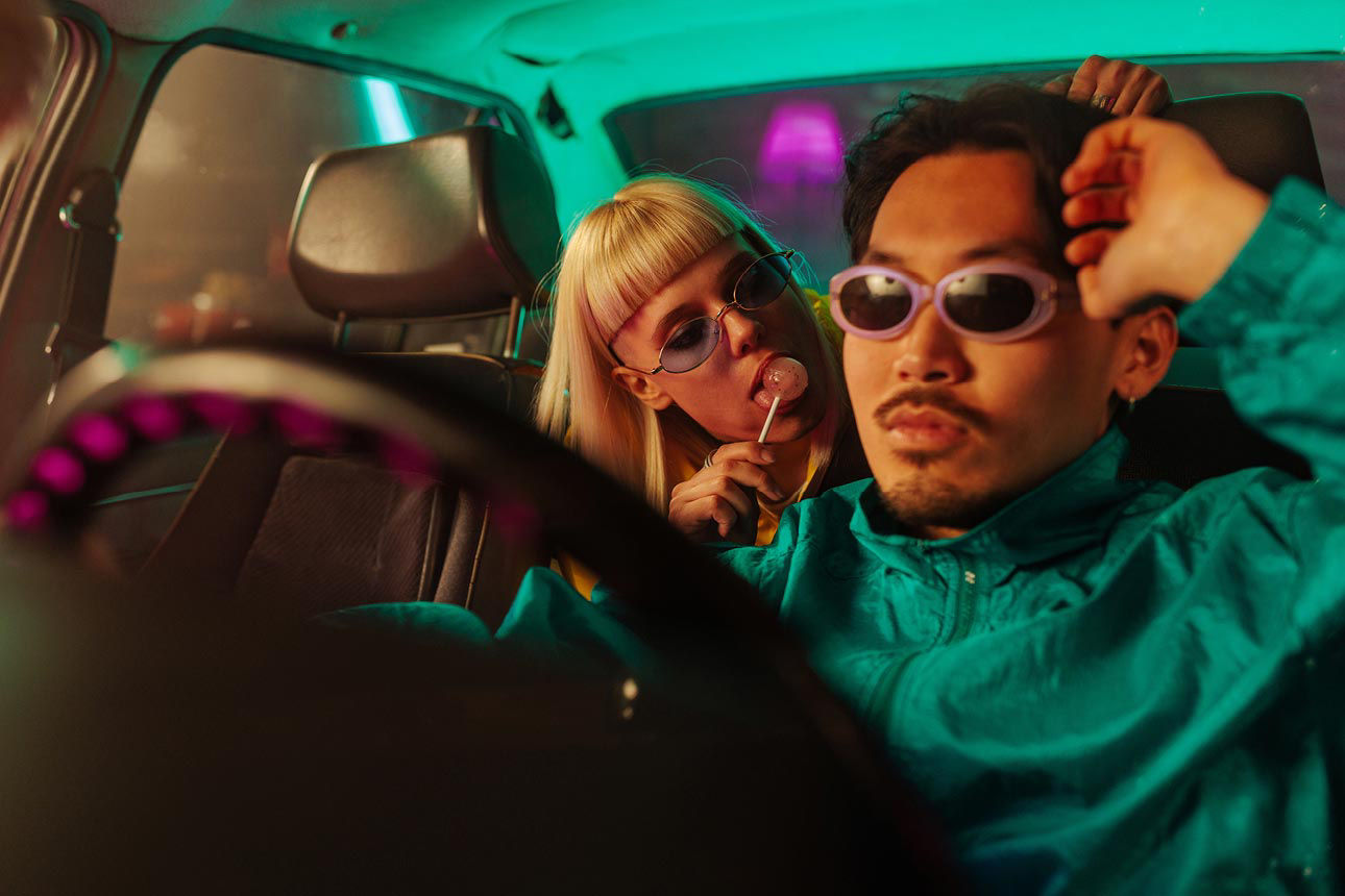 Junge Erwachsene in einem Auto mit Retro-Atmosphäre