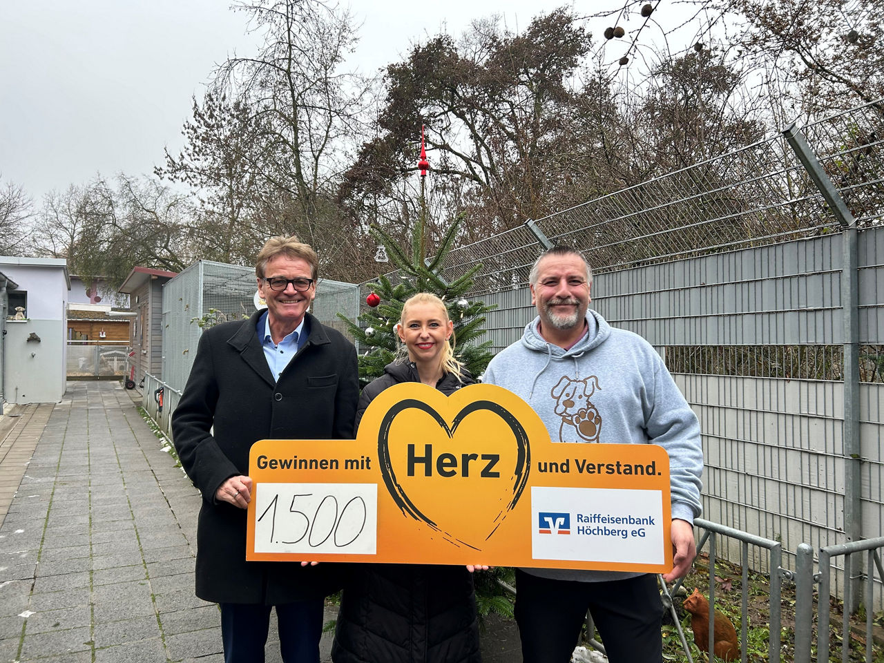 Die Vorstände der Raiffeisenbank Höchberg eG gemeinsam mit dem Beiratsmitglied aus dem Tierschutzverein mit einem Scheck.