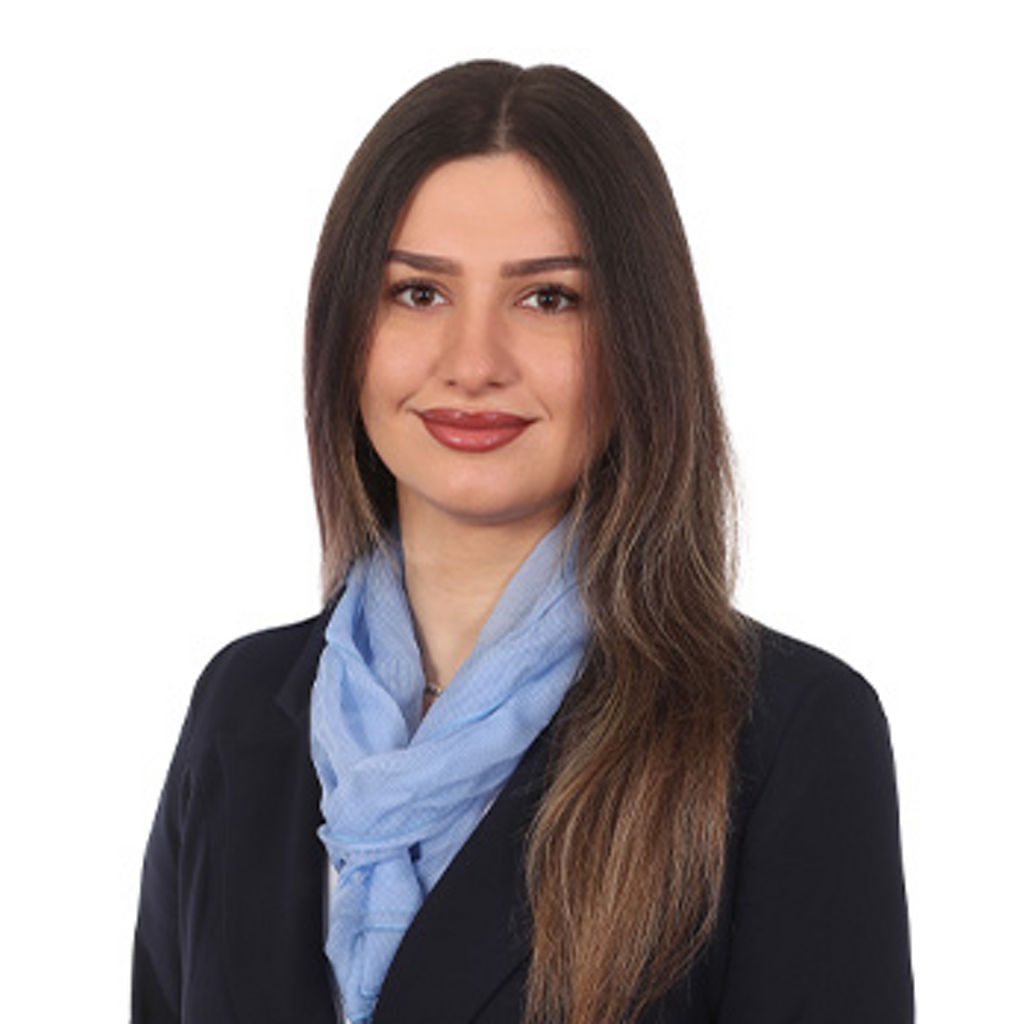 Freundlich lächelnde Frau im Anzug, unsere Kollegin im KundenDialogCenter Vlera Krasniqi