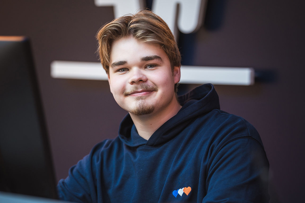 Auszubildender steht am Schalter