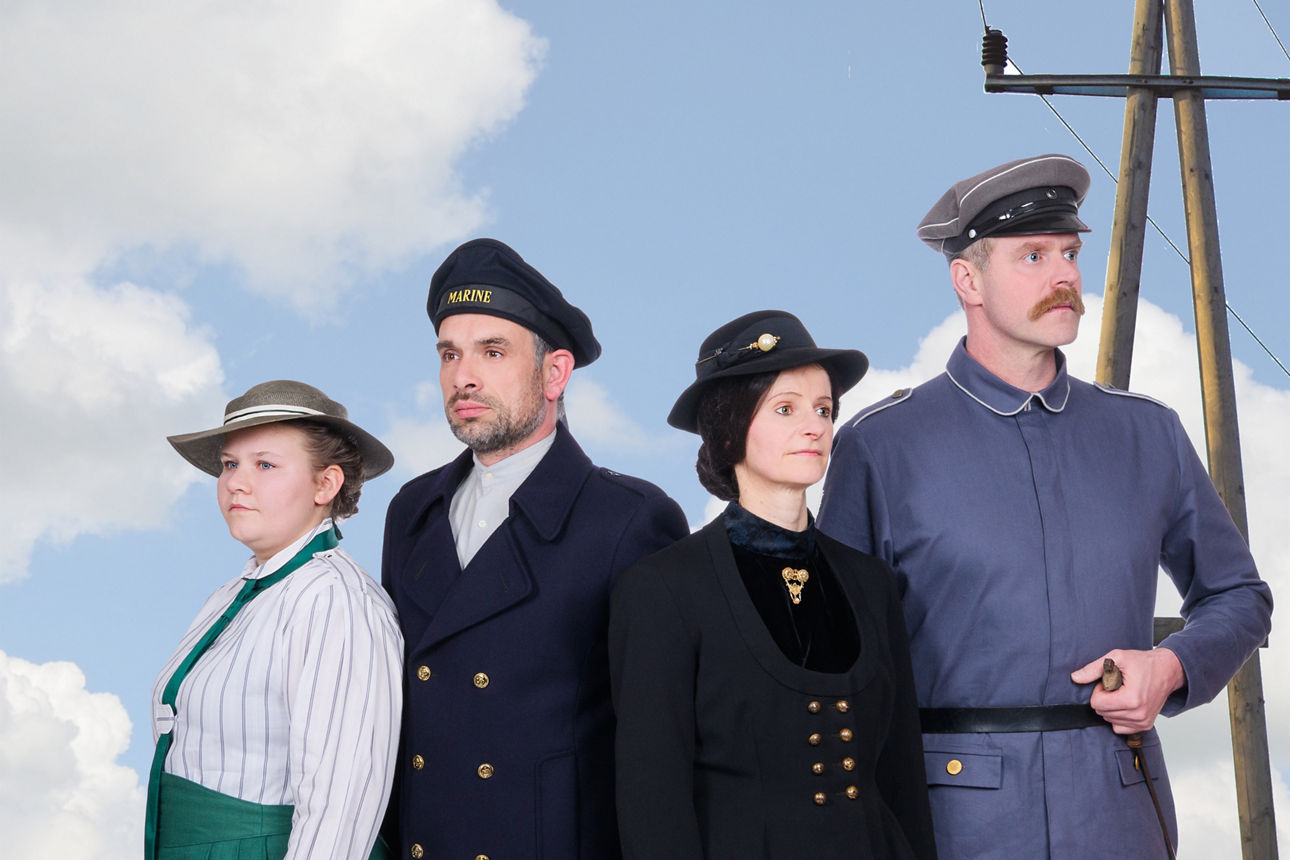 Menschen in Tracht stehen in der Natur 