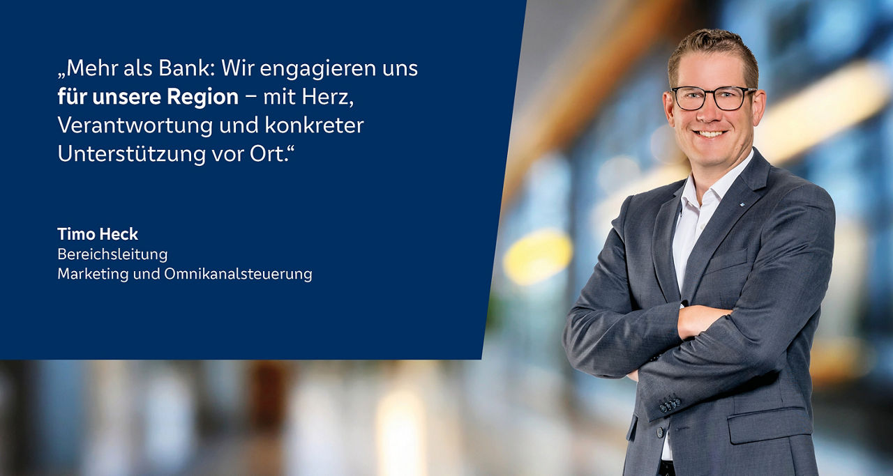 Ein lächelnder Mann trägt einen blauen Anzug und ein weißes Hemd, der Freundlichkeit und Selbstbewusstsein ausstrahlt