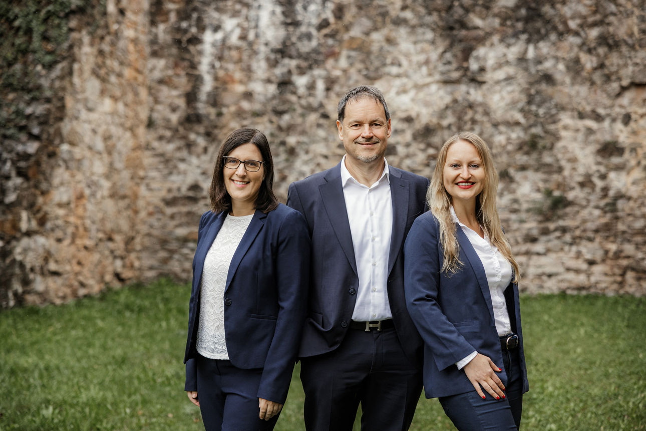 Unsere Azubis schauen lächelnd in die Kamera