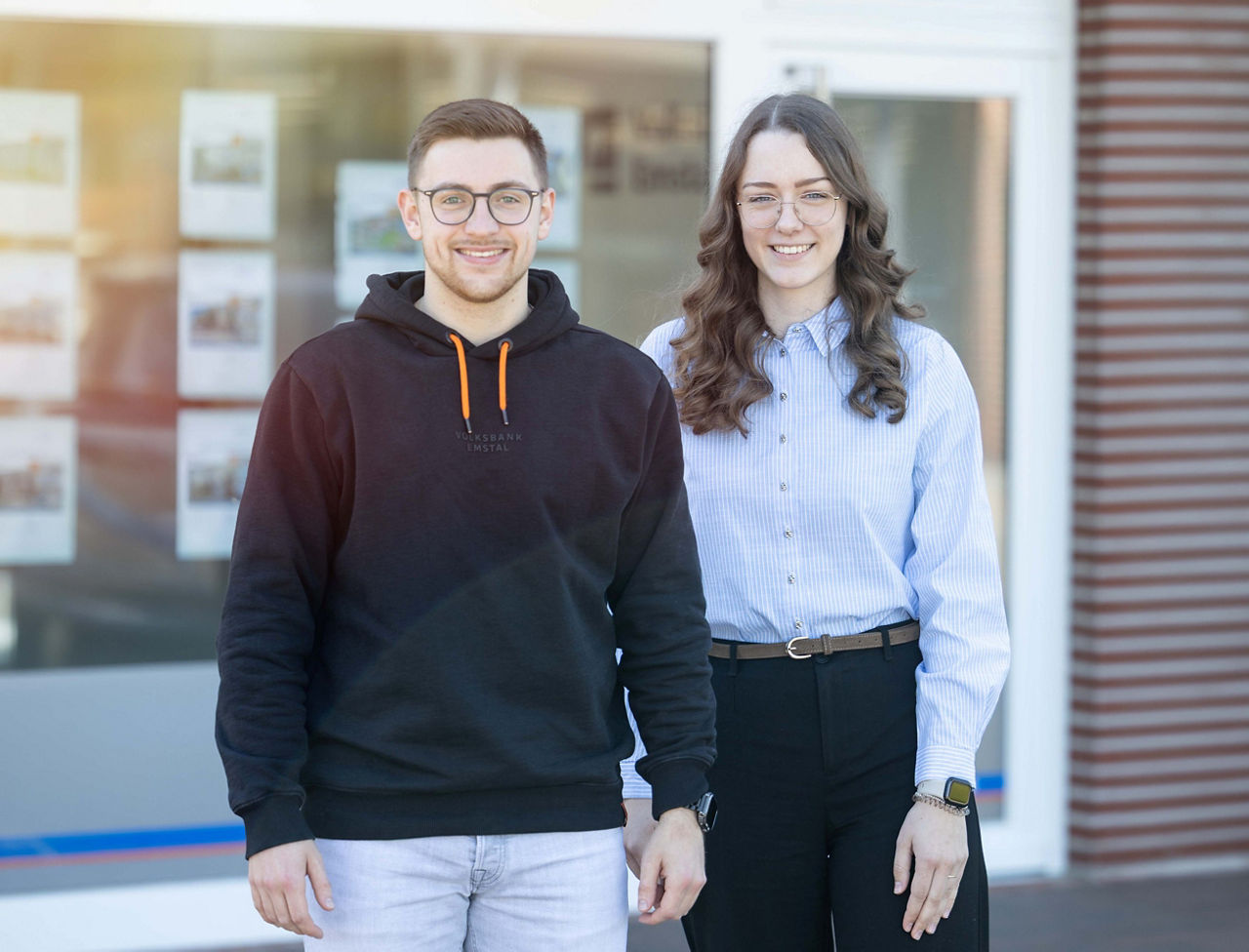 Tino und Maresa stehen vor dem Volksbank Gebäude