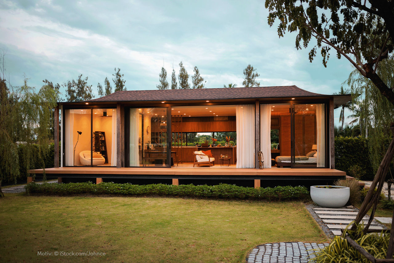 Tiny House mit gemütlicher Abendbeleuchtung