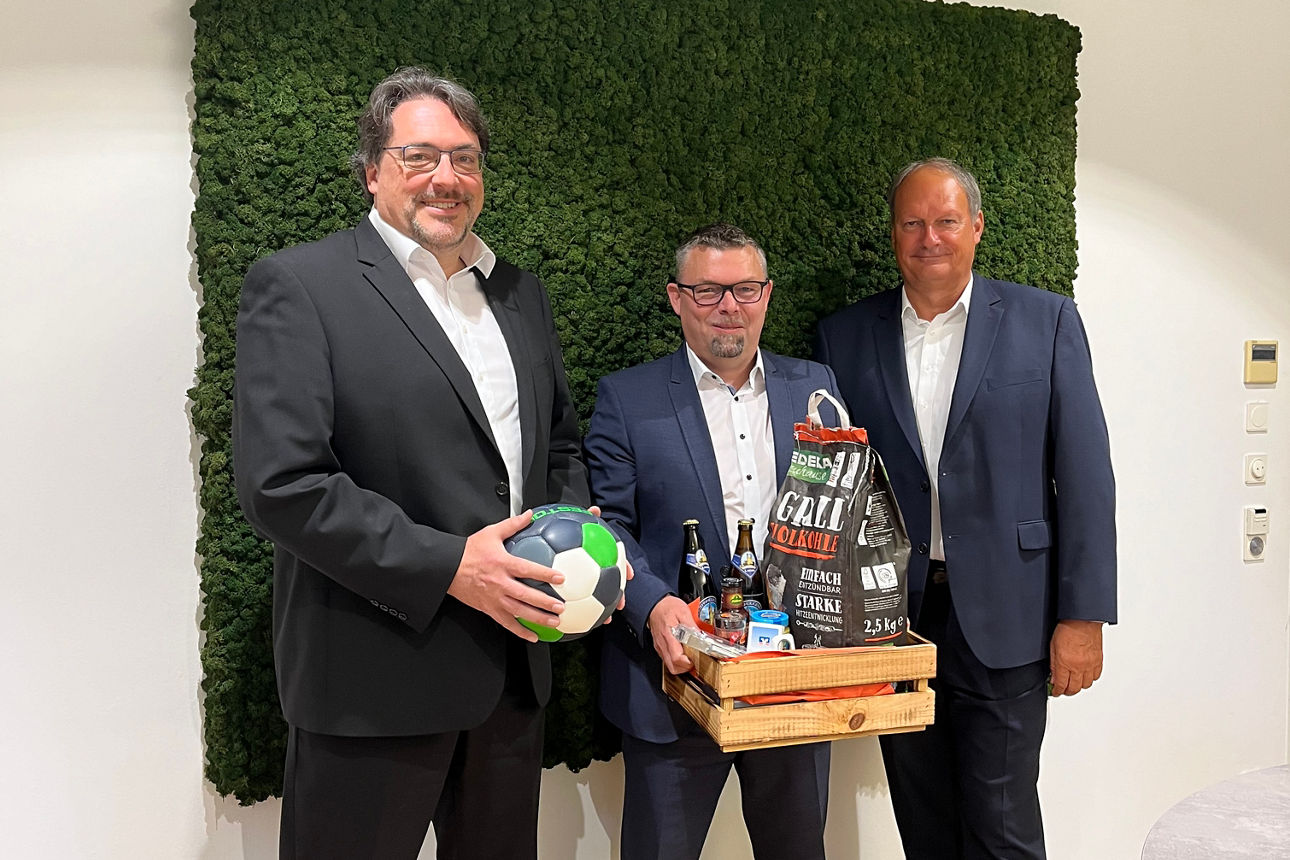 Die Vorstände der Bank verlosen ein Grillpaket beim EM-Tippspiel