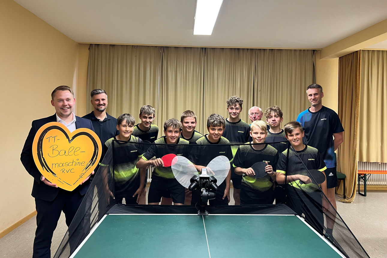Spendenübergabe einer Tischtennis-Ballmaschine