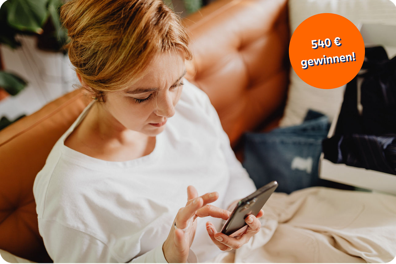 Frau lacht und hat ihr Handy in der Hand