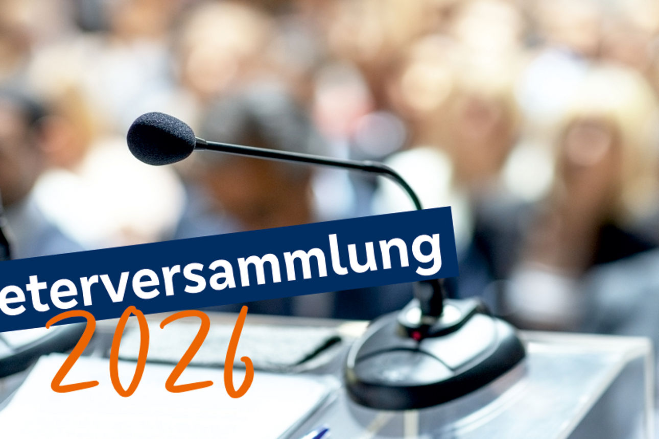 Rednerpult mit Aufschrift Vertreterversammlung 26