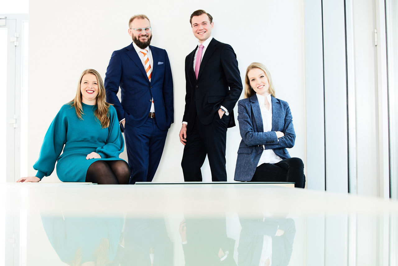 Foto der Kundenbetreuung mit vier Personen im Büro