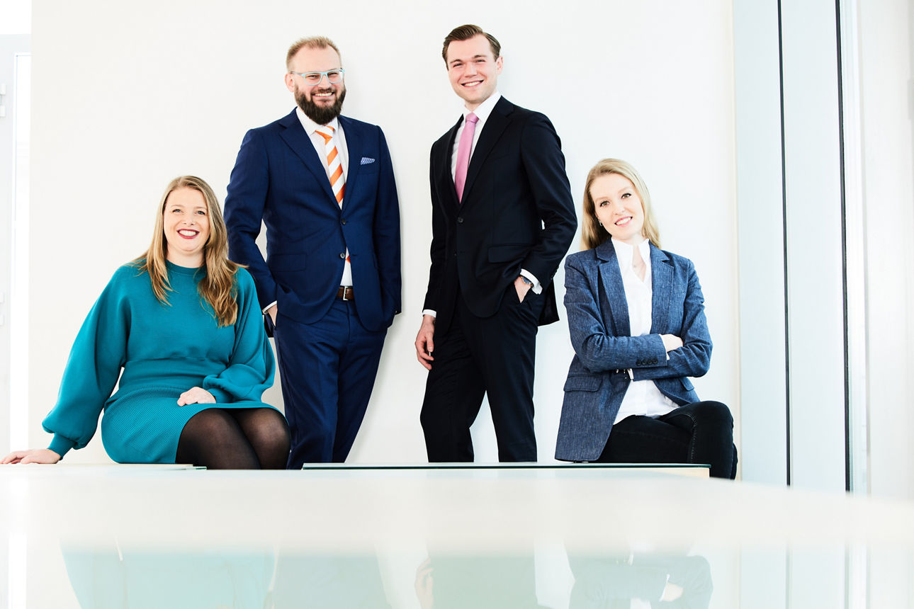 Foto der Kundenbetreuung mit vier Personen im Büro