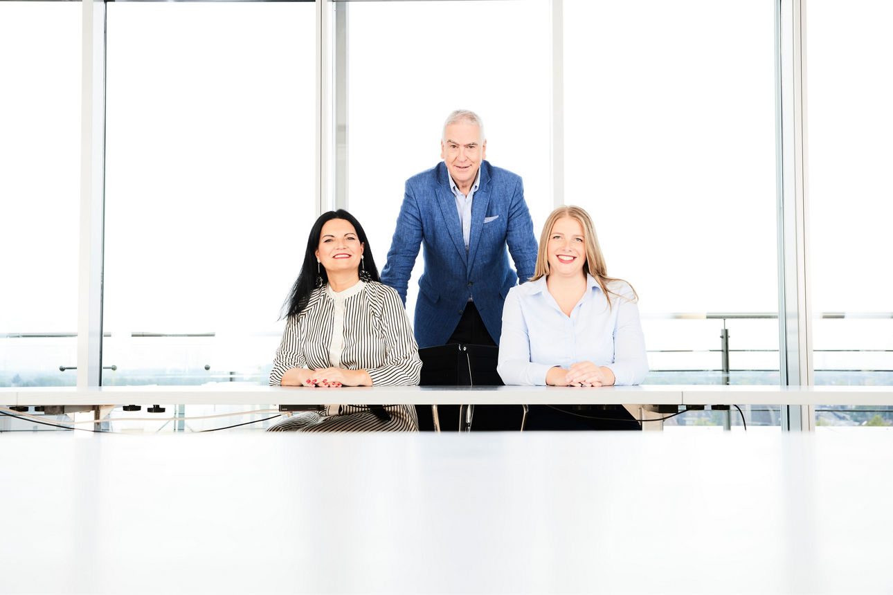 Foto vom Geschäftsführer und Mitarbeiterinnen des Bankhaus Werhahn