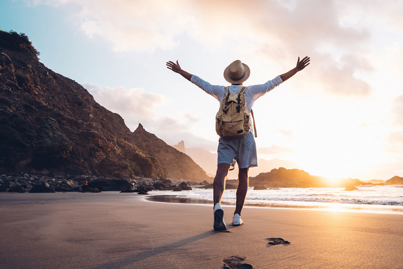 Mann am Strand bei Sonnenuntergang