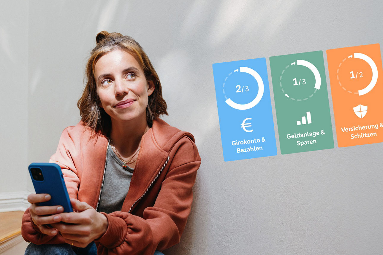 Frau sitzt mit Handy in der Hand auf der Treppe und denkt über das Hausbankmodell nach