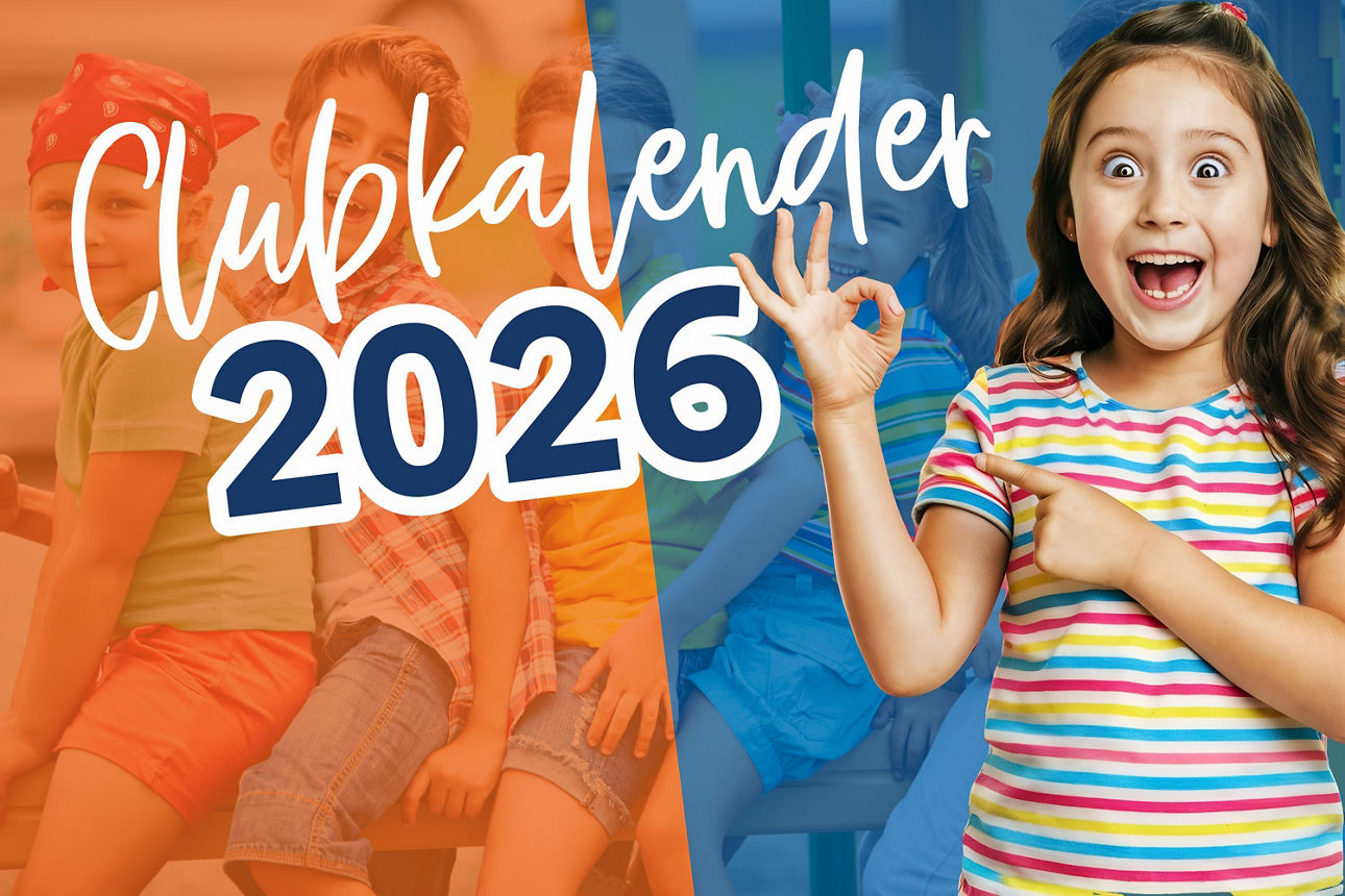 Lachendes Kind mit gesteiftem T-Shirt