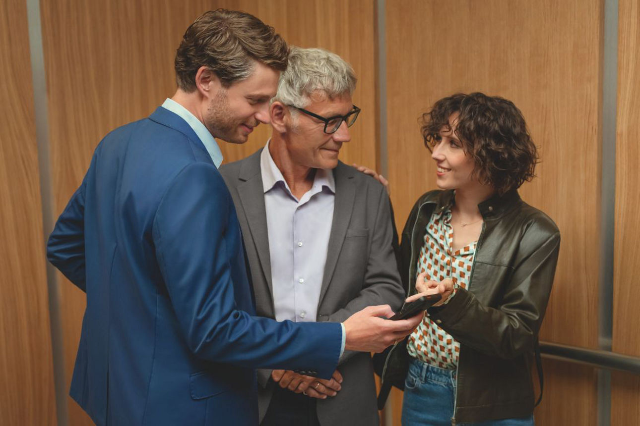 Zwei Männer und eine Frau unterhalten sich