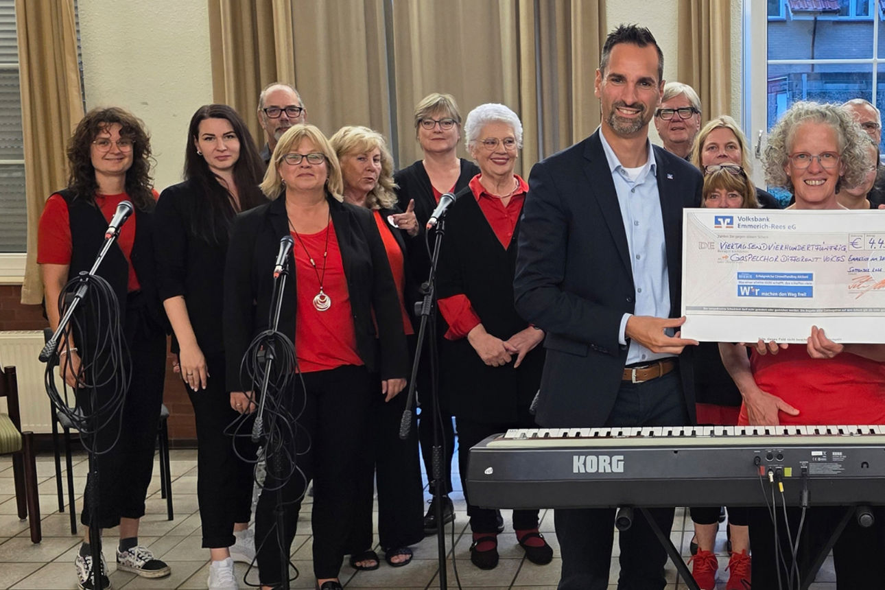 Gospelchor Different Voices und Peter Schau, Vorstand der Volksbank Emmerich-Rees eG