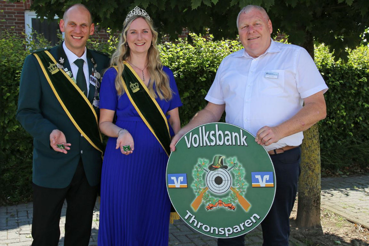 Das Königspaar der St. Johannes-Schützenbruderschaft Dornick mit einem Mitarbeiter der Volksbank Emmerich-Rees eG