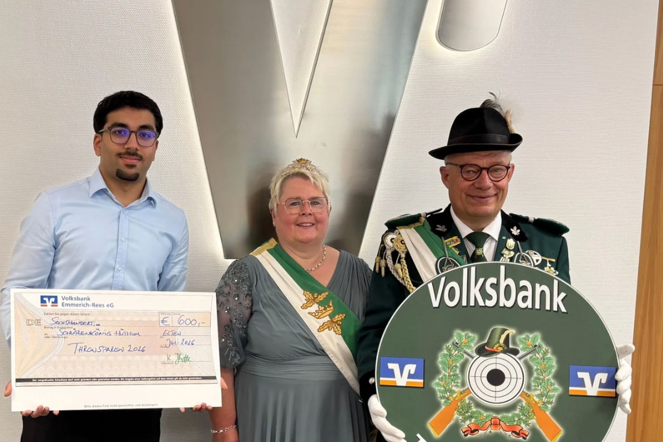 Königspaar Hüthum mit einem Mitarbeiter der Volksbank Emmerich-Rees eG