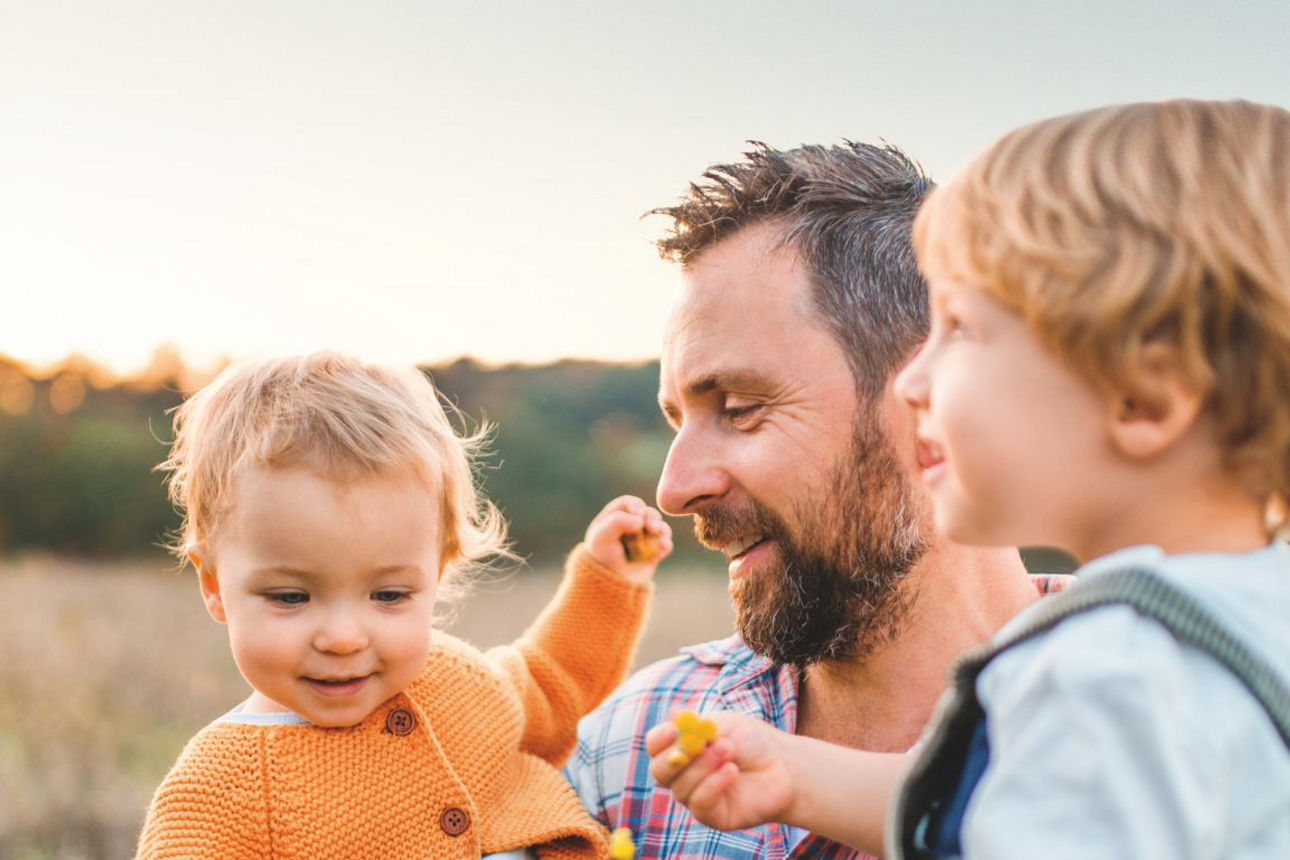 Mann mit zwei Kindern