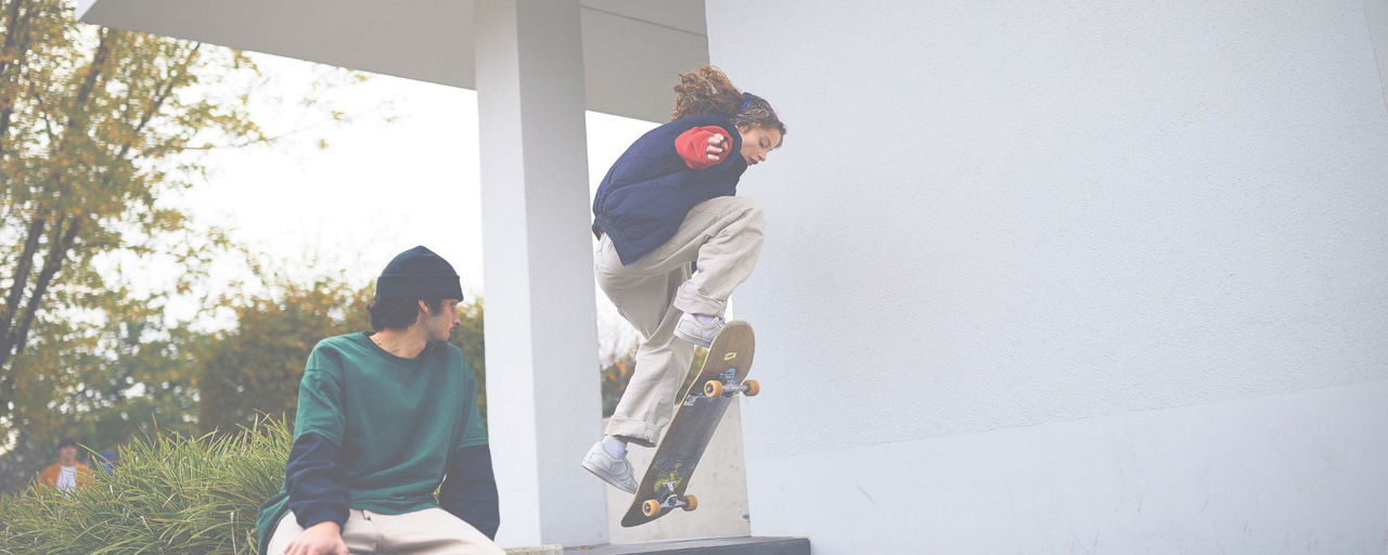 Jugendliche beim Skateboarden