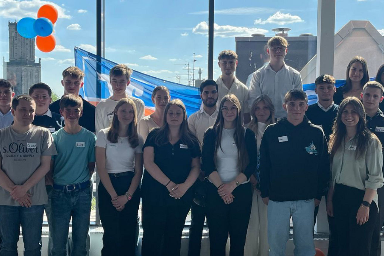 Meet & Greet mit bestehenden und neuen Azubis - Gruppenbild