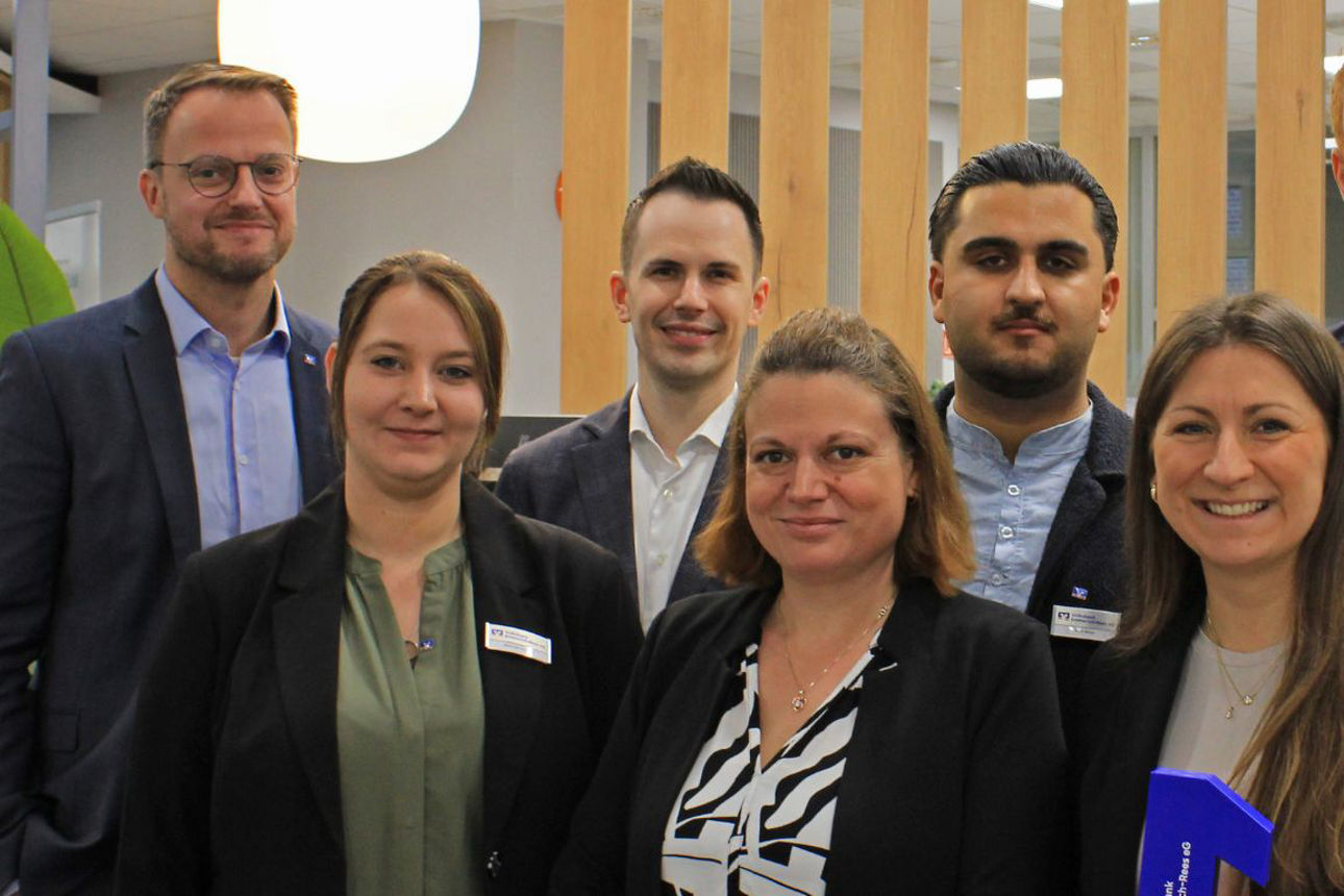 Gruppenbild neue Mitarbeiter mit Michael Pohlmann und Jelena Sarcevic
