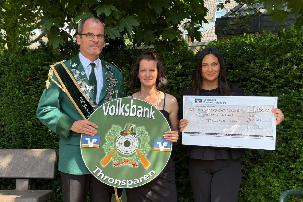 Thronsparer Familie Pohl und Mitarbeiterin der Volksbank Emmerich-Rees eG