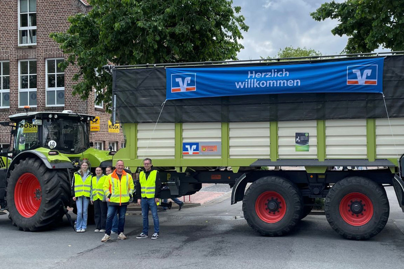 Landwirtschaftliche Zugmaschine mit Anhänger als Absperrung