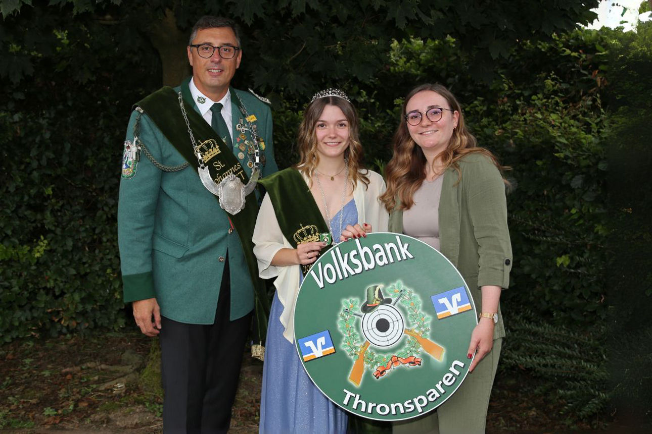 Das Schützenkönigspaar von Praest mit einer Mitarbeiterin der Volksbank Emmerich-Rees eG